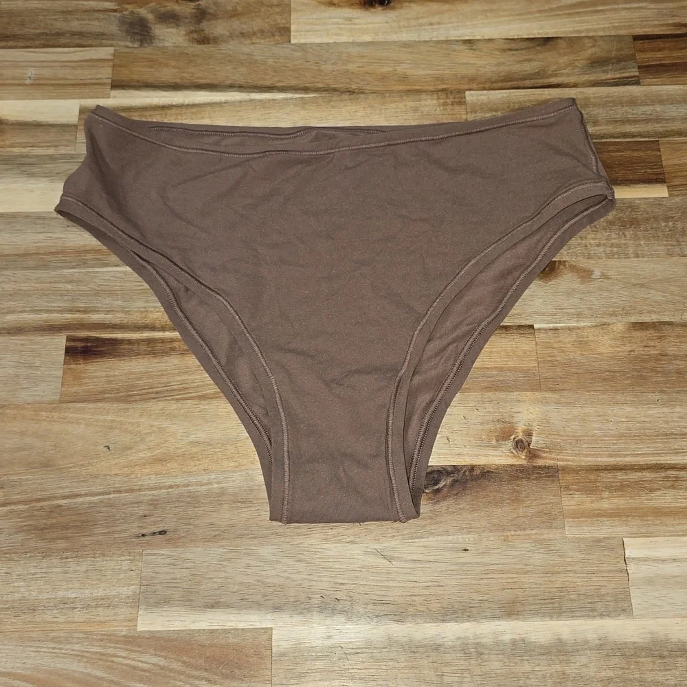 SKIMS Kim Kardashian Women's Med Panties New w/out Tags!
